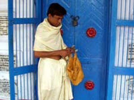 अब पुजारियों के कंधों पर होगी बंदूक