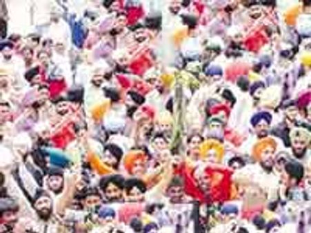 पंजाब: प्रदर्शनकारियों ने ट्रेन फूंकी