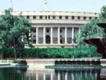 सांसदों ने ली विविध भाषाओं में शपथ