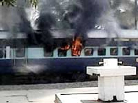 बिहार में तीन ट्रेनें जलायी गईं