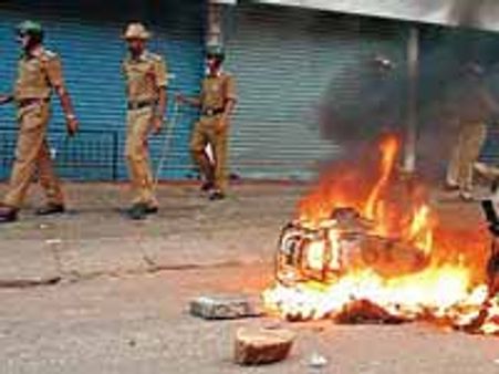 आखिर हिंसा से नहीं बच सका मेरठ