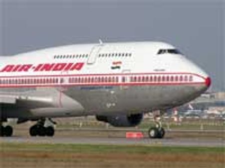 एयर इंडिया के कर्मचारी धरने पर