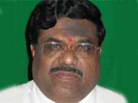 कांग्रेस सांसद ने बैंक मैनेजर को पीटा