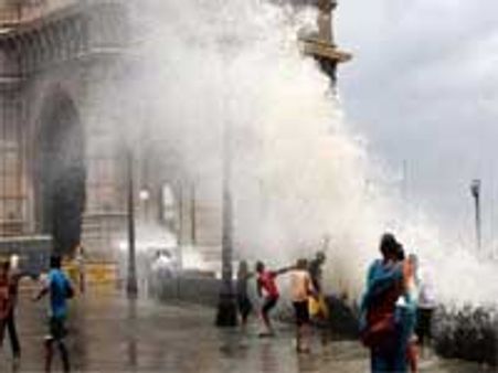 मुंबई: 100 वर्षो में सबसे ऊंची लहरें उठीं