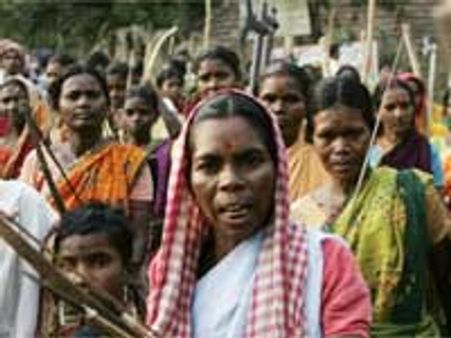 लालगढ़ में महिलाओं पर लाठी चार्ज