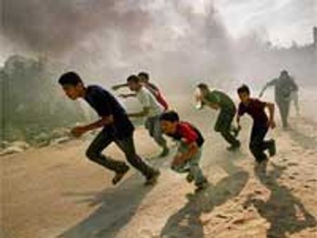 गाजा में सुरंग पर इजरायल की बमबारी