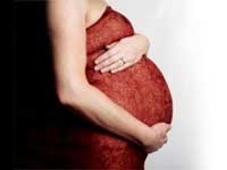 गर्भवती महिला के पेट में 12 बच्चे