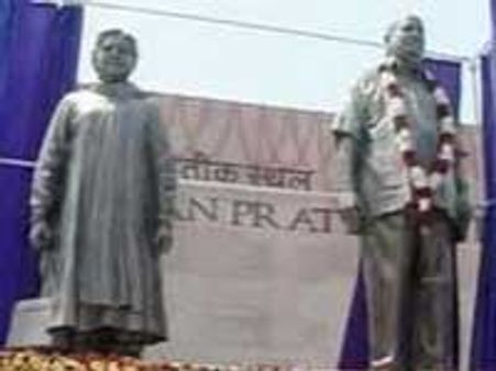 'कांशीराम की इच्‍छापूर्ति के लिए लगीं मूर्तियां'