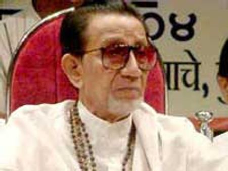 ठाकरे के विरुद्ध गैर जमानती वारंट