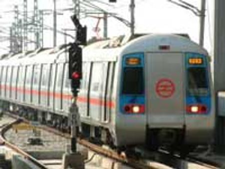 दिल्ली मेट्रो: निर्माण स्थल पर क्रेन पलटी
