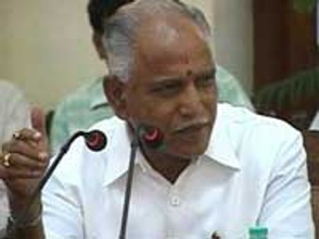 कर्नाटकः येदियुरप्पा झुके, मुश्किलें बरकरार