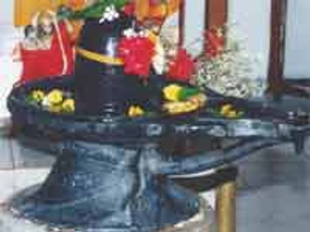 भगवान शिव पर चढ़ाए जाते हैं झाड़ू