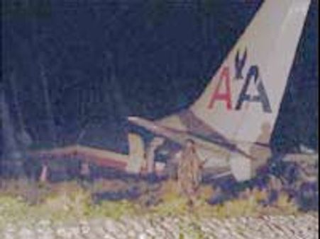 रनवे पर विमान के दो टुकड़े हुए, 40 घायल