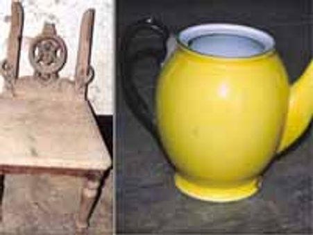 टैगोर की कुर्सी और चायदानी मिली