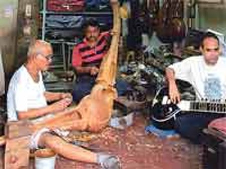 प्रख्यात सरोद निर्माता हेमेन सेन का निधन