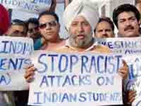 भारतीयों पर हमलों में पांच आरोपी