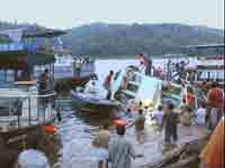 नाव पलटने से 10 मरे, 20 लापता