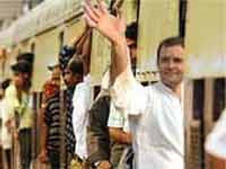 हेलीकॉप्‍टर छोड़ लोकल ट्रेन से पहुंचे राहुल गांधी