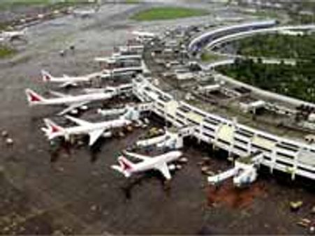 विमान में आतंकी की खबर, मुंबई में इमर्जेंसी लैंडिंग