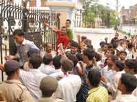 पटना में प्रदर्शनकारी छात्र की गोली लगने से मौत