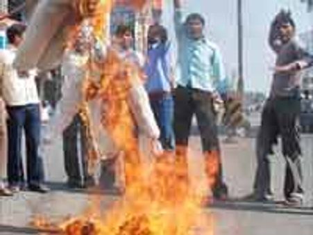 तेलंगाना: आत्मदाह करने वाले छात्र की मौत