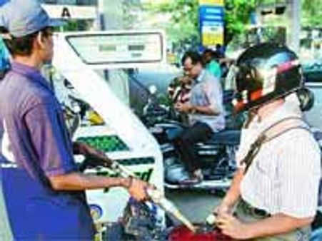 बजट 2010: बढ़ेंगे पेट्रोल, डीजल के दाम