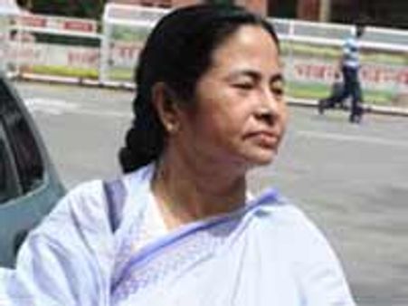 निजी हाथों में नहीं सौंपेंगे रेलवे: ममता बनर्जी