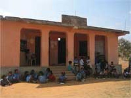 बच्चों को संवारने वाले फटेहाल