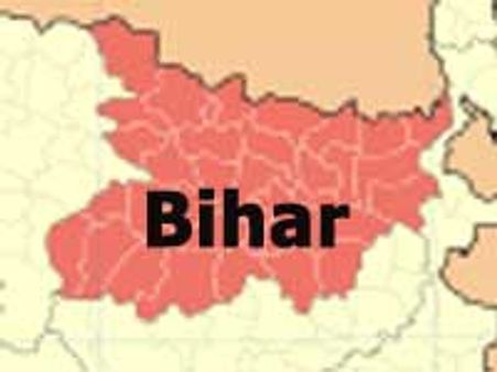 बिहार में नक्सलियों ने उड़ाई रेल पटरी
