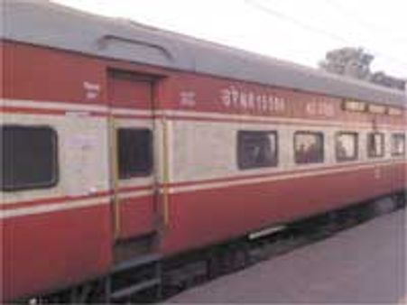 पटरी से उतरी दिल्‍ली-गुवाहाटी राजधानी एक्‍सप्रेस