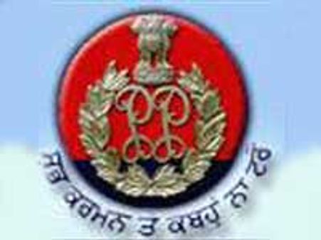 गिरफ्तार करने आए 8 पुलिसवालों को भीड़ ने जमकर पीटा