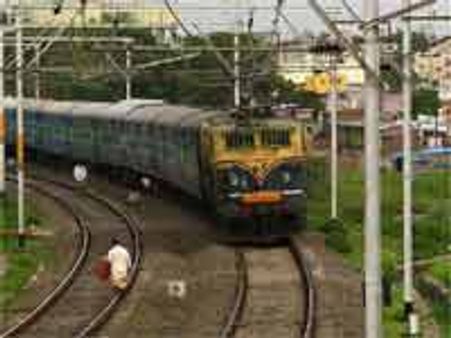 रेल यातायात बहाल होने में लगेंगे 24 घंटे और