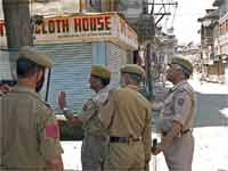 श्रीनगर में कर्फ्यू में ढील जारी रहेगी