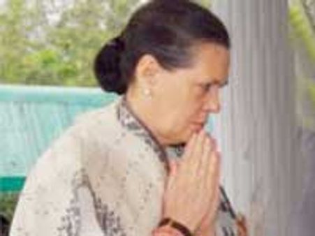 रेल हादसे पर सोनिया ने जताया दुख