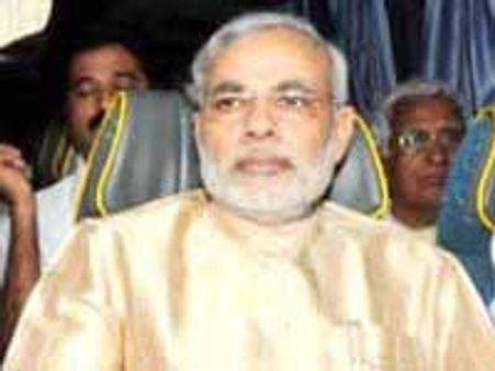 मोदी ने पूछा- गुजरात से दुश्‍मनों जैसा व्‍यवहार क्‍यों?