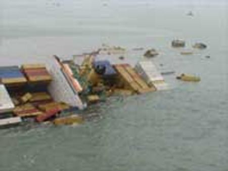 मुंबई: तेल को फैलने से रोकने की कोशिश