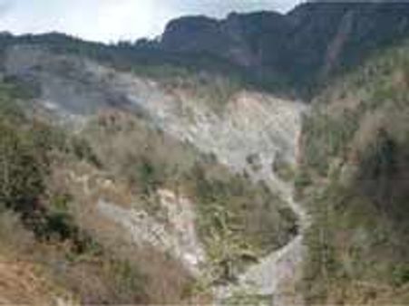 भटवारी में भूस्खलन से 28 दुकानें ढही, जान-माल सुरक्षित