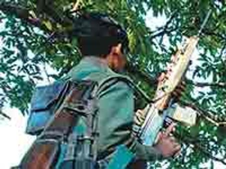 ग्रामीणों ने 4 नक्सली पुलिस को सौंपे