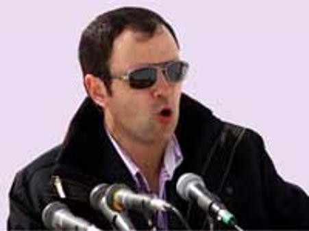 पुलिस इंस्‍पेक्‍टर ने उमर अब्दुल्ला पर जूता फेंका