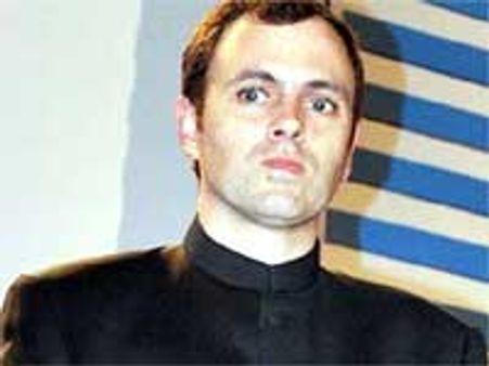 वीआईपी दीर्घा से फेंका गया उमर अब्‍दुल्‍ला पर जूता