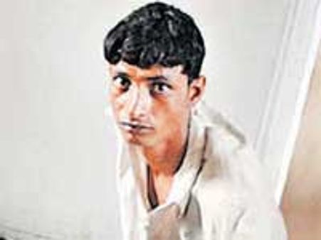 शक्ति ने मुख्‍यमंत्री पर क्‍यों फेंका जूता?