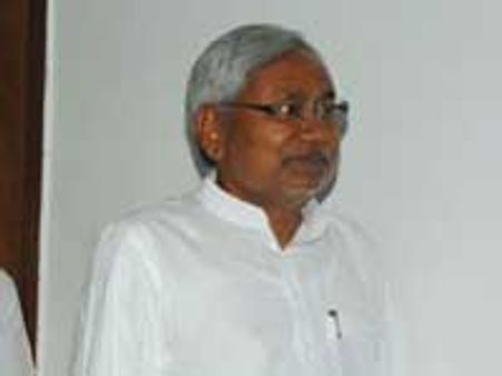 बीच सभा में नीतीश कुमार पर फेंकी गई चप्‍पल