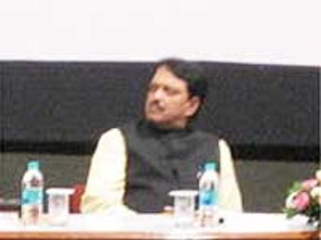 आदर्श घोटाले से पड़ी कांग्रेस में दरार, चव्‍हाण पर देशमुख का वार