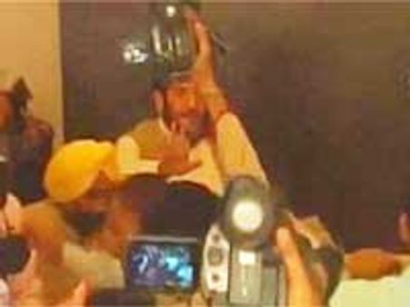 शब्बीर शाह संग भाजयुमो ने की धक्कामुक्की