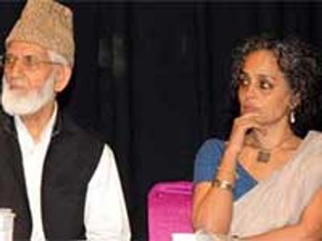 अरूंधति-गिलानी पर चलेगा देशद्रोह का मुकदमा : पटियाला हाउस कोर्ट