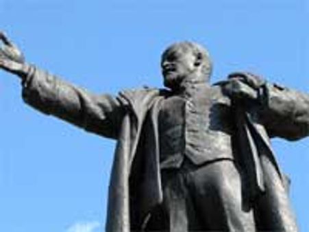 सेंट पीर्ट्सबर्ग में लेनिन की प्रतिमा को विस्फोट से उड़ाया