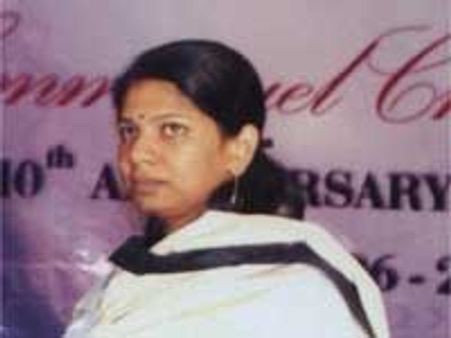 करूणानिधि की बेटी कनीमोझी से जुड़े NGO पर भी छापा