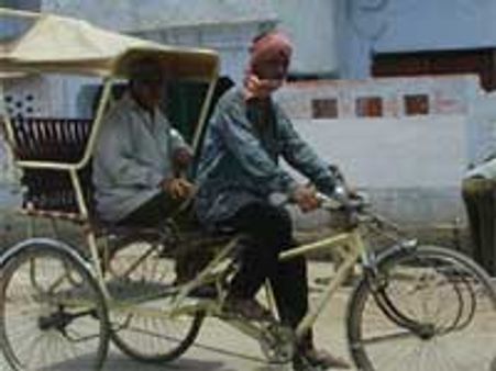 4 पुस्तकों का लेखक चलाता है रिक्शा