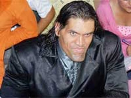 खली के बॉडीगार्ड ने प्रशंसकों पर चलाई गोली