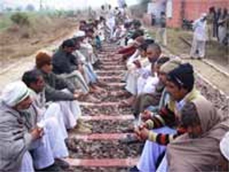 मिर्चपुर आंदोलन से सड़क, रेल यातायात बुरी तरह प्रभावित